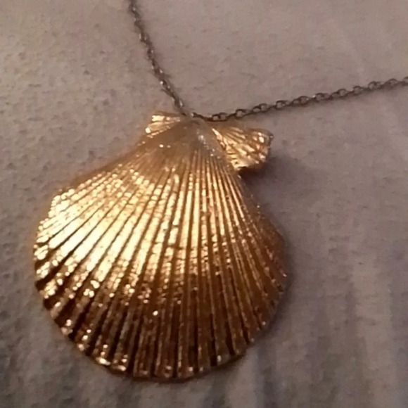 Gold plated clam shell statement piece - Picture 5 of 7